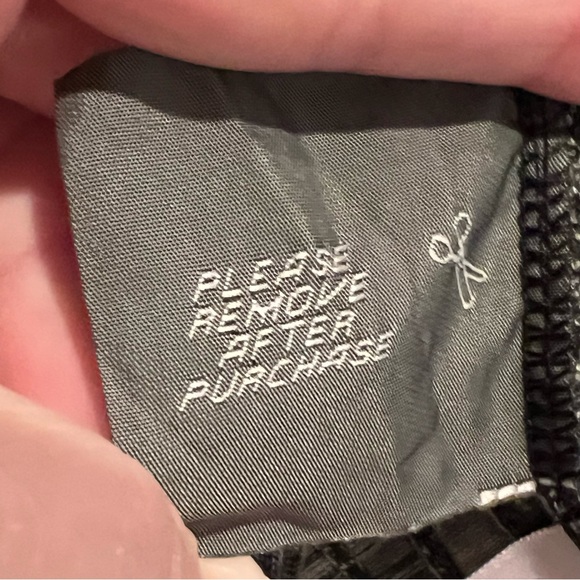 NWOT Simply Vera Vera Wang Asymmetrical Black and White Women's Top Size Large - Picture 5 of 6